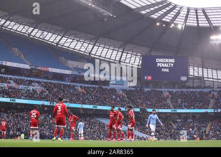 Manchester, Royaume-Uni. 26 janvier 2020. Var vérifie une pénalité Gabriel Jésus de Manchester City est fouillé par Tim Ream de Fulham lors du match de la FA Cup entre Manchester City et Fulham au stade Etihad, Manchester, dimanche 26 janvier 2020. (Crédit: Tim Markland | MI News) la photographie ne peut être utilisée qu'à des fins de rédaction de journaux et/ou de magazines, licence requise à des fins commerciales crédit: Mi News & Sport /Alay Live News Banque D'Images