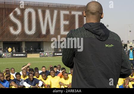 Johannesburg, AFRIQUE DU SUD. 27 juin 2010. Kobe Bryant, 41 ans, meurt en collision d'hélicoptère à Calabasas, Californie aujourd'hui dimanche 26 janvier 2020.Kobe Bryant s'adresse aux enfants de la communauté de Soweto pour participer à la visite du Football Training Facility qui donnera à 20 000 jeunes footballeurs la chance de développer leur talent de football tout en ayant également accès à l'éducation sur le VIH/SIDA par le biais de programmes de formation sur la vie de football 27 Juin 2010. ARMANDO ARORIZO/PI. Crédit: Armando Arorizo/Pi/Prensa Internacional/Zuma Wire/Alay Live News Banque D'Images