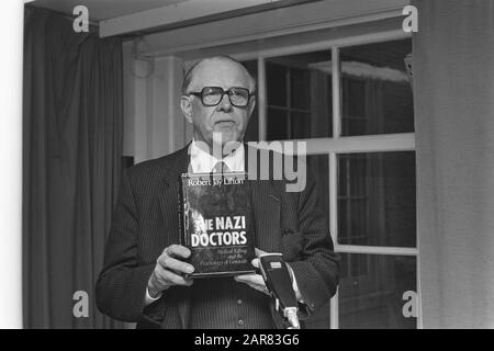 M. Bastiaans obtient la première copie du livre par le rédacteur en chef Robert van Vooren (l); M. Basistaans avec livre, titres Date: 30 janvier 1987 mots clés: Livres, exemples, transferts Banque D'Images