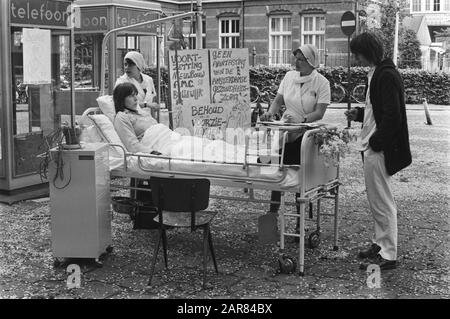 Protestation du comité d'initiative pour préserver le centre médical académique, patient en plein air Date: 12 mai 1976 mots clés: Protestations Nom de l'établissement: Centre médical académique Banque D'Images