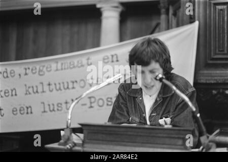 Protestation mars de l'Association générale des étudiants Amsterdam (ASVA) à Amsterdam pour boycotter les élections pour les conseils universitaires Protestation réunion de l'ASVA dans l'Eglise mennonite à l'Amsterdam Singel Date: 28 mai 1971 lieu: Amsterdam, Noord-Holland mots clés: Manifestations, bâtiments d'église, bannières, étudiants Nom de l'institution: ASVA Banque D'Images