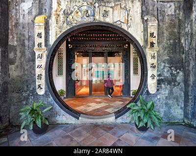 Porte ronde à la Maison du Mandarin (Casa da Cheang), maison familiale de Zheng Guanying (1842-1921). Macao, Chine. Banque D'Images