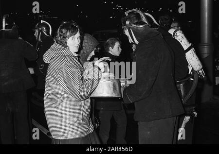 Marque à l'usine de peinture de Vettewinkel au Prins Hendrikkade à Amsterdam public et pompiers pendant l'incendie Date: 6 novembre 1965 lieu: Amsterdam, Noord-Holland mots clés: Pompiers, public Banque D'Images