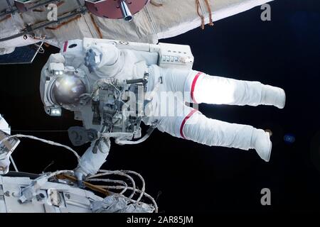 Astronaute dans un espace, vue latérale, sur une station spatiale. Des éléments de cette image ont été fournis par la NASA. À tout usage. Banque D'Images