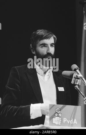 Conseil et Etats Congrès DU PVDA à Amsterdam. Discours de Max van der Berg Date: 13 février 1982 lieu: Amsterdam, Noord-Holland mots clés: Congrès, discours Nom personnel: Berg, Max van den Banque D'Images