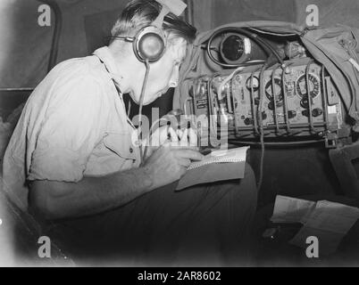 Tour à travers Java Ouest par les Hussars de Boreel, A.O. voiture de radio (voiture de cinéma) [radiophoniste en voiture de radio] Date: 27 Mars 1948 lieu: Indonésie, Hollandais East Indies Banque D'Images