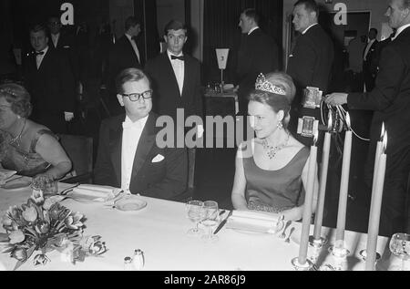Dîner à l'hôtel Gooiland, dans le cadre de 30 ans de mariage de la Reine Juliana et du Prince Bernhard, À Droite, la princesse Irene, à gauche M.W.J. van Vollenhoven (frère de m. Pieter van Vollenhoven) Annotation: Présents aussi de nombreux invités pour le mariage prochain de la princesse Margriet et de M. Pieter van Vollenhoven Date: 7 janvier 1967 lieu: Hilversum mots clés: Dîners, anniversaires, hôtels de maison royale, princesses Nom personnel: Irene (princesse Pays-Bas), Vollenhoven, M.W.J. van Banque D'Images
