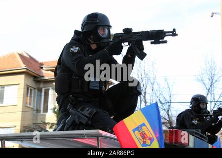 Timisoara, Timis / Roumanie - 1 décembre 2019: Journée nationale de Roumanie, sniper de police à la parade militaire de Timisoara Banque D'Images