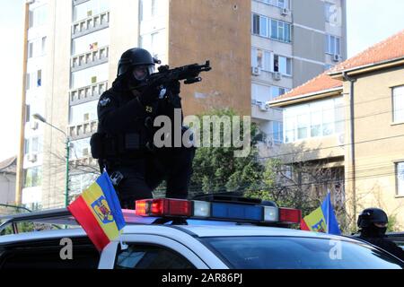 Timisoara, Timis / Roumanie - 1 décembre 2019: Journée nationale de Roumanie, sniper de police à la parade militaire de Timisoara Banque D'Images