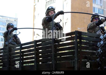 Timisoara, Timis / Roumanie - 1 décembre 2019: Journée nationale de Roumanie, soldats onor le public de la parade militaire à Timisoara Banque D'Images