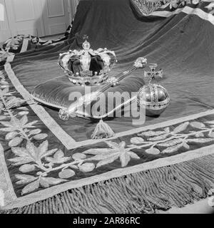 Abdication Reine Wilhelmina/Inauguration De La Reine Juliana Regalia. La couronne néerlandaise, le sceptre et la pomme royale ont été faits pour l'inauguration du roi William II en 1840 et depuis lors utilisés dans toutes les cérémonies d'inauguration. La couronne, le sceptre et la pomme royale ne sont pas portés, mais sont exposés pendant la cérémonie d'inauguration sur la soi-disant table des créanciers devant la plate-forme du trône dans le Nieuwe Kerk Date: 6 septembre 1948 mots clés: Inaugurations, maison royale, regalia Banque D'Images