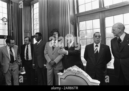 Conférence gouvernementale Pays-Bas, Suriname et Antilles à Catshuis, la Haye; v.l.n.n. Croes, ministre Pronk, Hoost, Arron, Den Uyl, Evertz et de Gaay Fortman Date : 17 mars 1975 lieu : den Haag, Zuid-Holland mots clés : conférences, gouvernements Nom personnel : Arron, Henck, Evertz, J.M.G., Pronk, Jan, Uyl, Joop den Banque D'Images