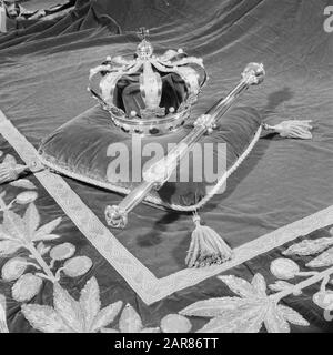 Abdication Reine Wilhelmina/Inauguration De La Reine Juliana Regalia. La couronne et le sceptre néerlandais, faits pour l'inauguration du roi William II en 1840 et utilisés depuis lors dans toutes les cérémonies d'inauguration. La couronne et le sceptre ne sont pas portés, mais sont exposés lors de la cérémonie d'inauguration sur la soi-disant table des créneurs devant la plate-forme du trône dans le Nieuwe Kerk Date: 6 septembre 1948 mots clés: Inaugurations, maison royale, regalia Banque D'Images