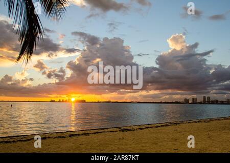 Coucher de soleil et jeu dramatique de nuages qui dérivent au-dessus des eaux tropicales. Les Moments avant une tempête de tonnerre, Miami, États-Unis Banque D'Images