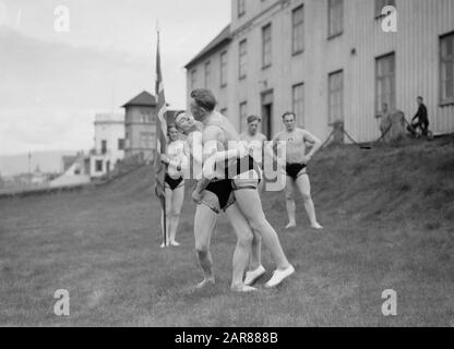 Islande Reykjavik. Lutte islandaise (GLima): Deux membres du glimateam des Menntaskolinn en action Date: 1934 lieu: Islande, Reykjavik mots clés: Écoles, clubs sportifs, bannières, sports martiaux et défensifs, lutte Banque D'Images