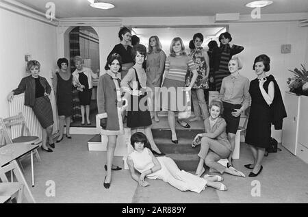 Ria de Korte a présenté 20 mannequins après une année de formation Date: 20 janvier 1967 mots clés: Mannequins Nom personnel: Short, Ria de Banque D'Images