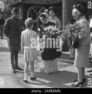 Le roi népalais, le roi Mahendra et la reine Ratna, lors d'une visite d'État aux Pays-Bas. Ici, ils visitent le Keukenhof à Lisse avec la Reine Juliana, le Prince Bernhard, la Princesse Margriet et la Princesse Christina; Banque D'Images