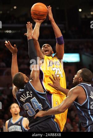 Los Angeles, Californie, États-Unis. 04 mai 2010. Los Angeles Lakers KOBE BRYANT #24 contre le C.J. Utah Jazz Miles #34 pendant le jeu 2 d'une deuxième série de matchs de basket-ball NBA. Les Lakers ont remporté 111-103. (Image Crédit : © Ringo Chiu/Zuma Press) Banque D'Images