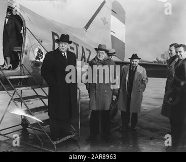 Trygve Se Trouve à gauche de Prague. Avec les professeurs Van Hamel et A. Pelt pour les avions Annotation: Trygve Lie était Secrétaire général de l'Organisation des Nations Unies. Adriaan Pelt Secrétaire Général Adjoint. Le professeur J.A. van Hamel était chef de l'UNICEF misie pour les enfants autrichiens Date : 25 janvier 1948 lieu : Schiphol mots clés : organisations internationales, aéronefs Nom personnel : Hamel, Joost A. van, Lie, Trygve, Pelt, A. Banque D'Images