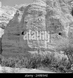 Israël 1964-1965: Ein Gedi Rockwall avec salles de vol à Ein Gidi. Date: 1964 lieu: Dead Sea, Ein Gedi, Israel mots clés: Rocks, Flight schools Banque D'Images