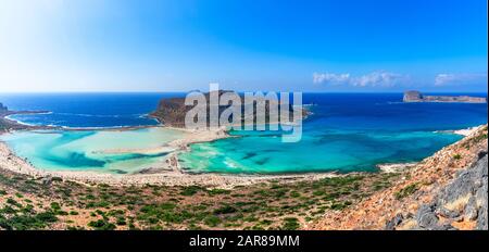 Lagon de Balos, Crète, Grèce : vue panoramique sur la lagune de Balos et l'île de Gramvousa en Crète, Grèce. Cap Tigani au centre Banque D'Images