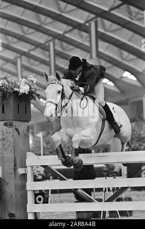 Saut à Amsterdam 1965 au RAI à Amsterdam Rider Anton Ebben pendant un saut à cheval Prince Ajax Date: 24 octobre 1965 lieu: Amsterdam, Noord-Holland mots clés: Chevaux, cheval nom de la personne : Ebben, Anton Banque D'Images