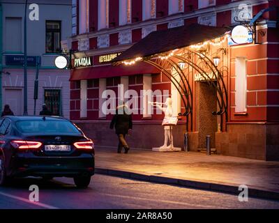 Moscou, Russie - 17 janvier 2020: Entrée au café de rue dans le centre-ville en soirée. Porche avec éclairage lumineux et sculpture de l'ère soviétique de Banque D'Images