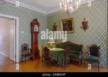 Saint-Pétersbourg, Russie - 19 juin 2019: Intérieur du salon dans l'appartement commémoratif du célèbre auteur russe Fyodor Dostoevsky. Il a vécu dans cet appartement de 1878 jusqu'à sa mort en 1881 Banque D'Images