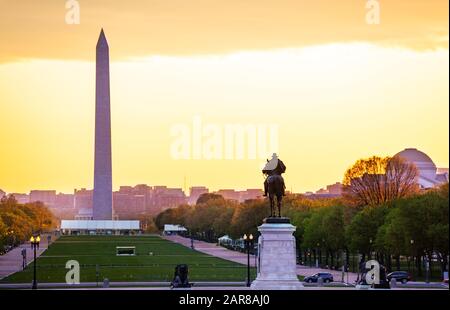 Statue du Mémorial Ulysses S. Grant au-dessus du National Mall et de l'obélisque du Washington Monument au coucher du soleil jaune sur fond Banque D'Images