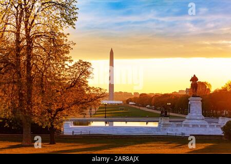 Statue du Mémorial Ulysses S. Grant au-dessus du National Mall et de l'obélisque du Washington Monument au-dessus du magnifique ciel du coucher du soleil Banque D'Images