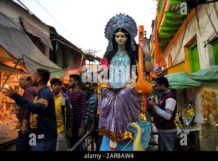 Un Idol de la Déesse hindoue étant conduit aux Pandals (plate-forme temporaire de culte) pendant les préparatifs du festival.Basant Pancani ou Vassant Pancari est un festival hindou qui célèbre l'arrivée du printemps en Inde. Banque D'Images