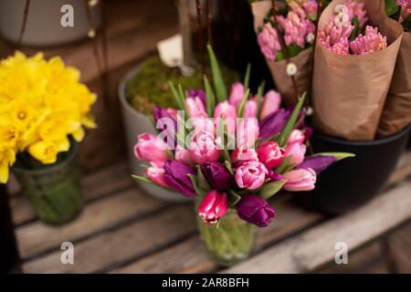 Tulipes, jonquilles, jacinthe et autres fleurs printanières à vendre dans une boutique de fleuristes du quartier Beacon Hill de Boston, Massachusetts, États-Unis. Banque D'Images