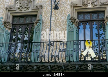 Balcon Art nouveau à Barcelone avec ruban Independence for Barcelona Banque D'Images
