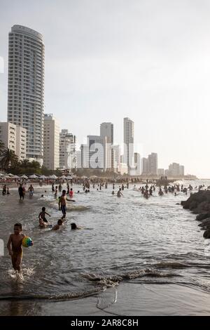 Bocagrande, Carthagène contient la plupart des installations touristiques de la ville, telles que les hôtels, les restaurants, etc. Le week-end du nouvel an attire beaucoup de visiteurs. Banque D'Images