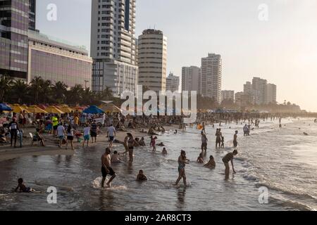 Bocagrande, Carthagène contient la plupart des installations touristiques de la ville, telles que les hôtels, les restaurants, etc. Le week-end du nouvel an attire beaucoup de visiteurs. Banque D'Images