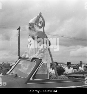 Sinterklaas à Batavia/Parade avec cars Saint Nicholas et un Zwarte Piet dans une voiture ouverte Date d'entrée: 4 décembre 1947 lieu: Batavia, Indonésie, Jakarta, Hollandais East Indies Banque D'Images