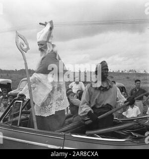 Sinterklaas à Batavia/Parade avec cars Saint Nicholas et un Zwarte Piet dans une voiture ouverte Date d'entrée: 4 décembre 1947 lieu: Batavia, Indonésie, Jakarta, Hollandais East Indies Banque D'Images