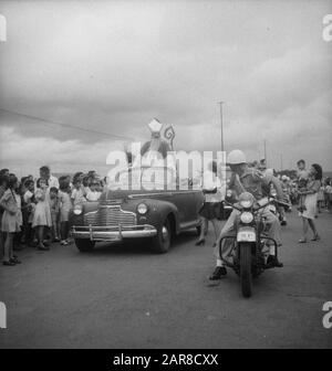 Sinterklaas à Batavia/Parade avec cars Saint Nicholas dans une voiture ouverte Date d'entrée: 4 décembre 1947 lieu: Batavia, Indonésie, Jakarta, Hollandais East Indies Banque D'Images