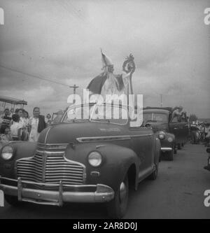 Sinterklaas à Batavia/Parade avec cars Saint Nicholas dans une voiture ouverte Date d'entrée: 4 décembre 1947 lieu: Batavia, Indonésie, Jakarta, Hollandais East Indies Banque D'Images