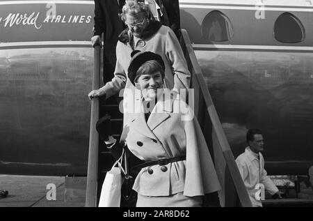 Arrivée de Sjoukje Dijkstra à Schiphol pour une représentation à Holiday on Ice Sjoukje Dijkstra lorsqu'elle descend les escaliers de l'avion Date: 27 octobre 1965 lieu: Noord-Holland, mots clés: Arrivée et départ, patinage artistique, portraits Nom personnel: Schiphol Dijkstra, Sjoukje Nom de l'établissement: Holiday On Ice Banque D'Images