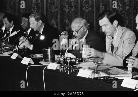 Shcharansky Tribunal dans Adam; v.l.n.n. Andrew Young (ex-ambassadeur des Nations Unies), André Lwoff (prix Nobel), Den Uyl (PvdA), Ramsey Clark (ex-ministre américain de la Justice Date : 12 mai 1980 lieu : Amsterdam, Noord-Holland mots clés : tribunaux Nom personnel : Clark, Stanley, Lwoff, Andre, Uyl, Joop den, Andrew Nom institutionnel : Sjanski Tribunal Banque D'Images