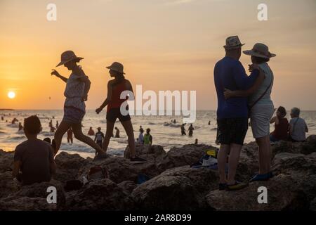 Bocagrande, Carthagène contient la plupart des installations touristiques de la ville. Le week-end du nouvel an attire beaucoup de visiteurs. Ces personnes regardant le coucher de soleil. Banque D'Images