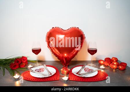 Table préparée pour dîner de Saint Valentin avec coeurs Banque D'Images