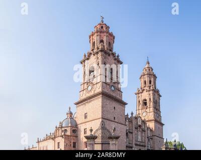 Les tours de la cathédrale de Morelia contre un ciel bleu, dans l'état mexicain de Michoacan Banque D'Images