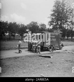 Cuisine avant et voiture de cantine (art. W.B.) Les Soldats se rassemblent à l'entrée du camion du Service de bien-être social Date : 1947/04/01 lieu : Indonésie, Antilles néerlandaises de l'est Banque D'Images