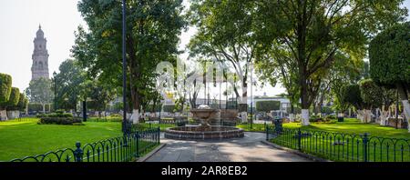 Une fontaine sur la Plaza de Armas à Morelia, avec la cathédrale sur le fond, dans l'État mexicain du Michoacan Banque D'Images