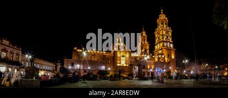 La cathédrale de Morelia la nuit, vue de la plaza Melchor Ocampo, dans l'état mexicain de Michoacan Banque D'Images