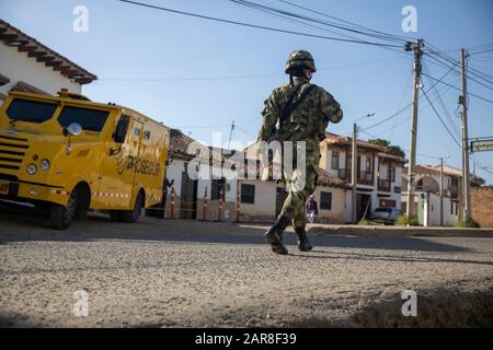 Villa de Leyva, la police et l'armée partrol la ville en arrière-plan est un camion blindé qui recueille et livre de l'argent aux entreprises arond la T. Banque D'Images