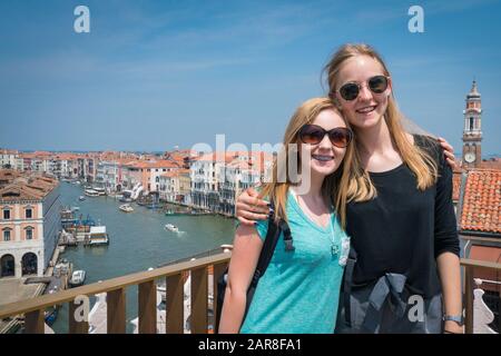 Deux jeunes filles se ruinaient sur un pont d'observation surplombant le Grand Canal, Venise, Italie, Europe Banque D'Images