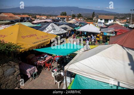 Une journée de marché animée, en regardant vers Villa de Leyva, Colombie. Banque D'Images